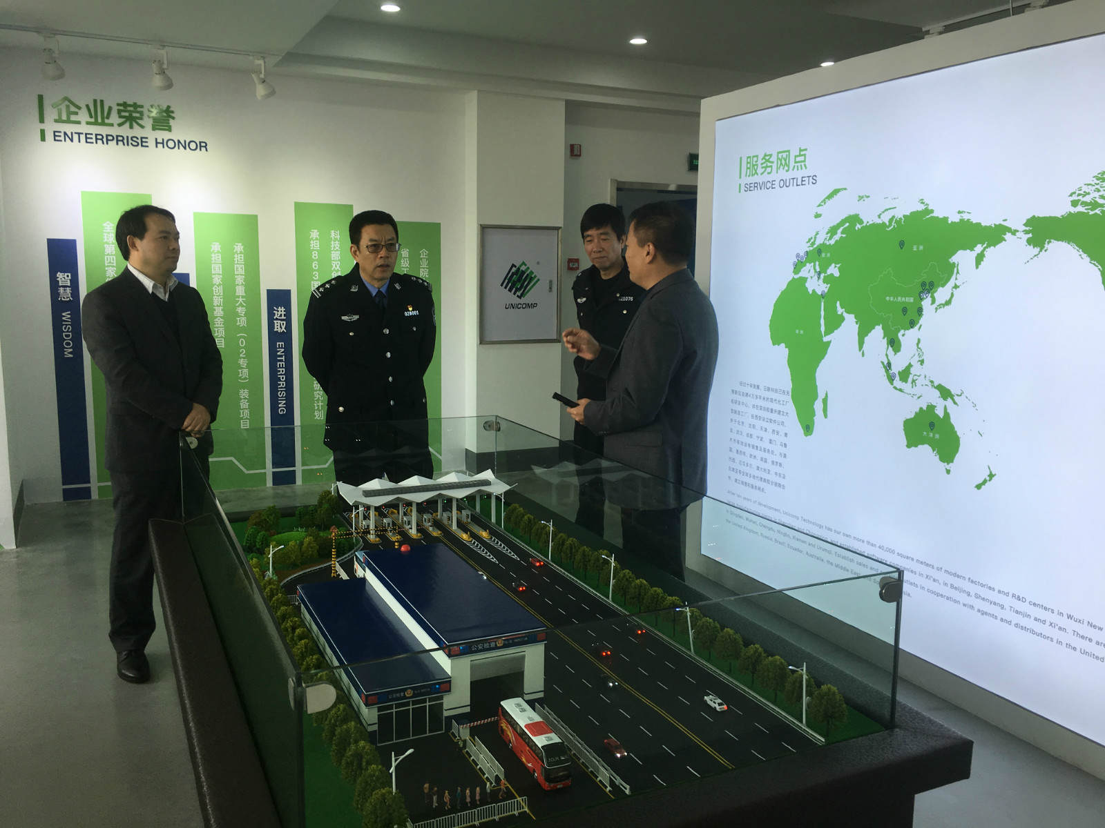 热烈欢迎新吴区副区长、区公安局长丁旭东莅临金年会科技参观调研！