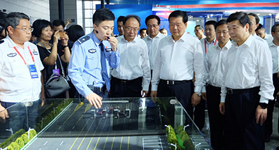 省委书记世界物联网博览会现场体验金年会智能车检系统