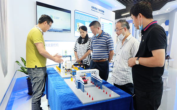 重庆市北碚区一行领导对金年会科技总部进行参观调研